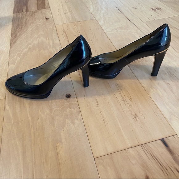 Tahari Black Patent Leather Heels Size 7 - Picture 1 of 8